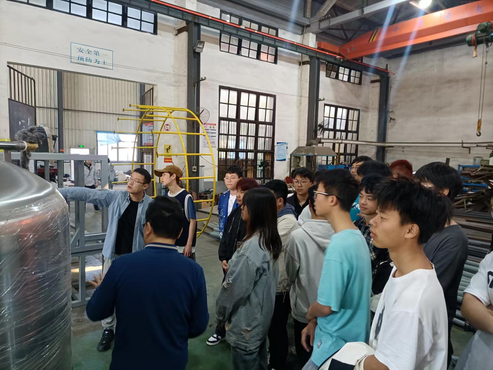 湖南工程学院近200名学生来B体育在线注册_B体育（中国）
认知实习